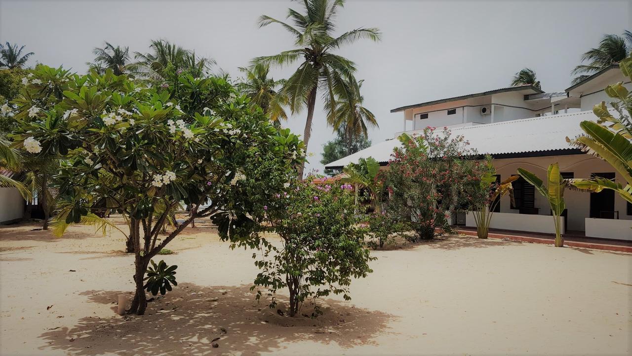 Alfresco Beach Hotel Uppuveli Kültér fotó